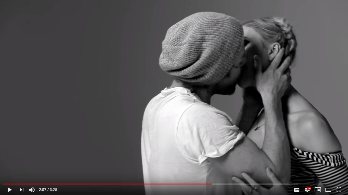Вирусное видео о первом поцелуе