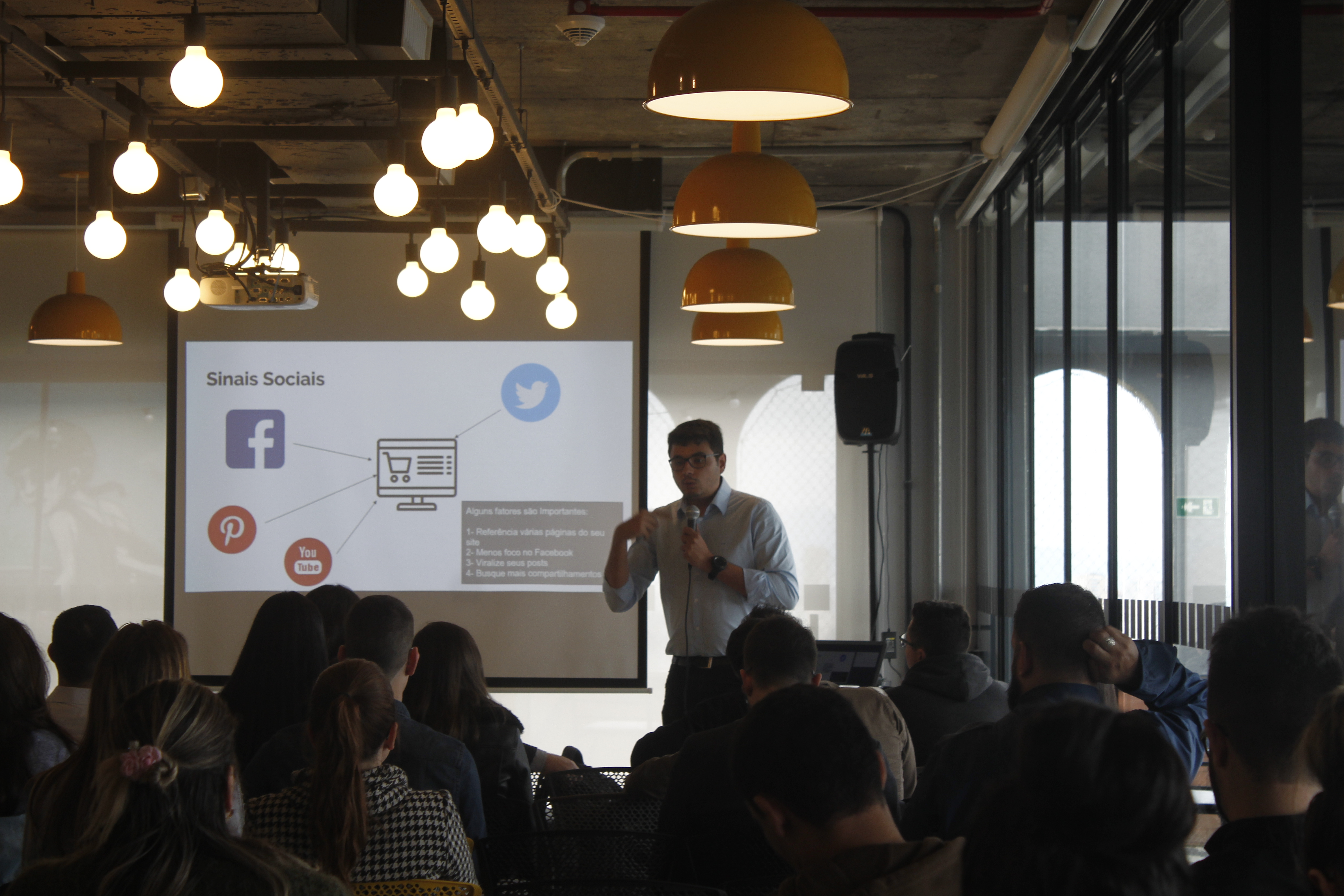 Figura 4: Marcos foi didático – e ao mesmo tempo descontraído – na sua apresentação sobre SEO