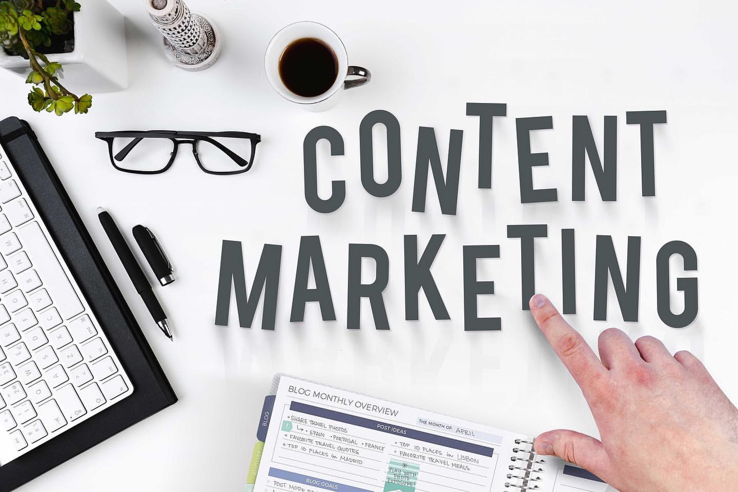 mesa com computador escrito content marketing