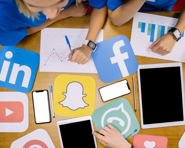 Vista de alto ángulo del plan de redes sociales trabajando en el lugar de trabajo Foto gratis