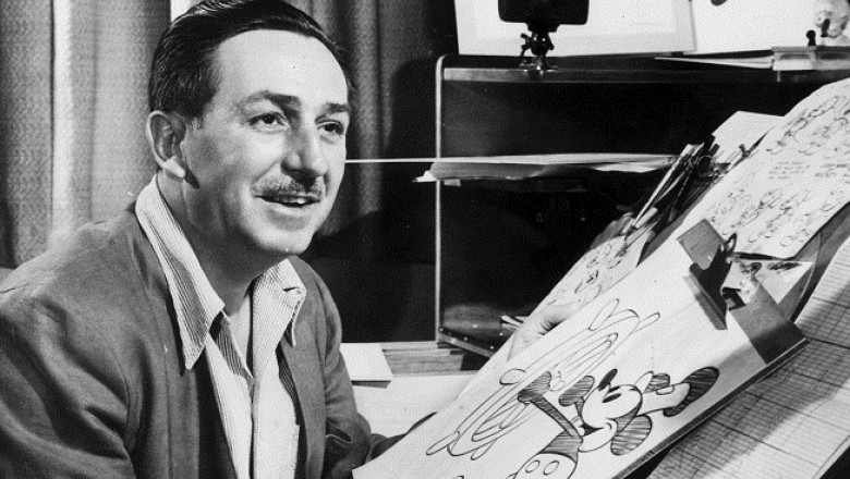 Walt Disney desenhando um de seus personagens mais famosos, o Mickey Walt Disney desenhando um de seus personagens mais famosos, o Mickey
