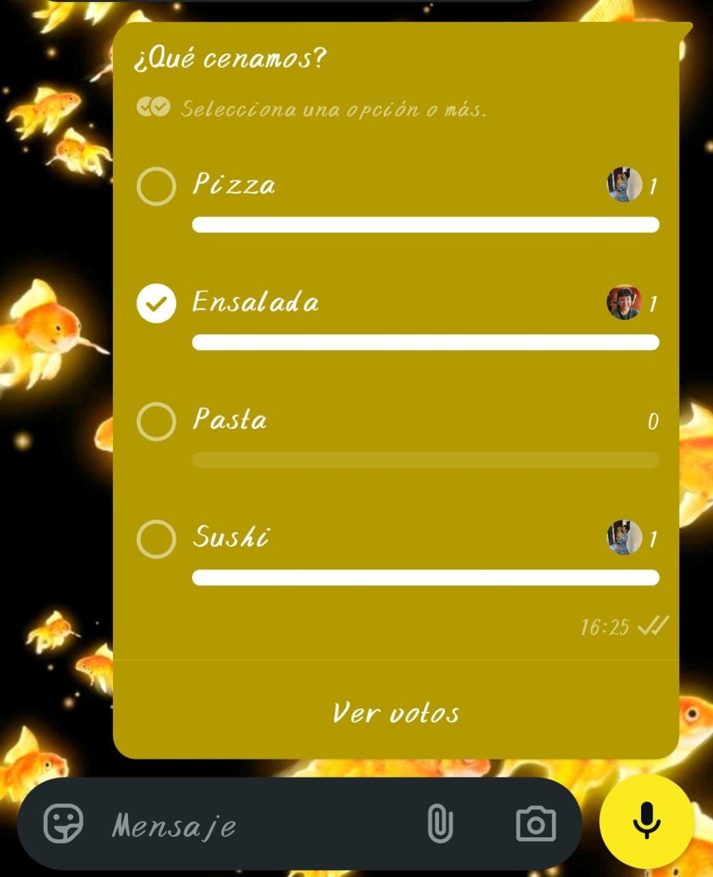 Ejemplo de encuesta de WhatsApp en un chat personal