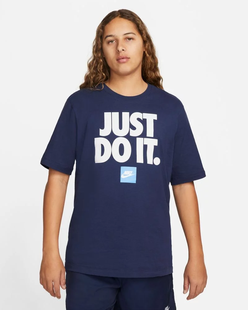 Persona con una playera de Nike, mostrando la reconocida frase de la marca