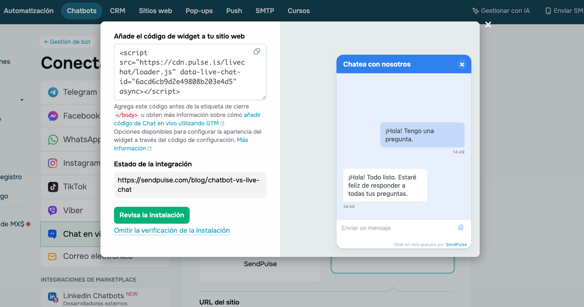 Ventana emergente en la plataforma de SendPulse mostrando el código para añadir el widget de chat en vivo en un sitio web.